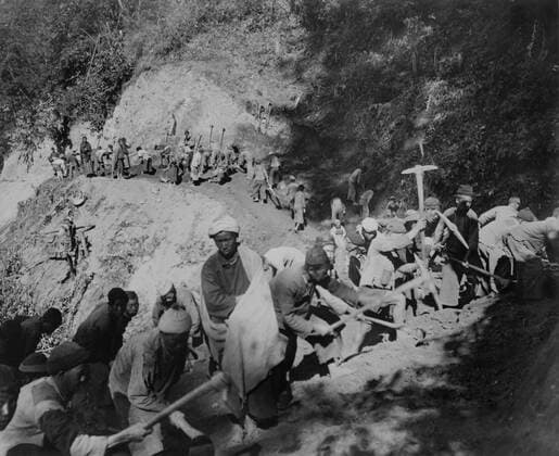 Chinese laborers building the Burma Road in southwest China, 1944. The road opened in Jan. 1945, allowing land transport from Ledo, India. Second Sino-Japanese War World War 2. (BSLOC_2013_14_81) Courtesy Everett Collection PUBLICATIONXNOTxINxCANxCHNxFRAxITAxJPNxNORxPOLxRUSxESPxUKxUSA Copyright: xCourtesyxEverettxCollectionx HISL037 EC059