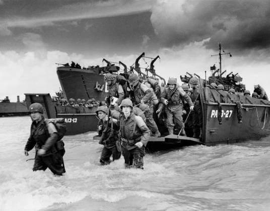 U.S. soldiers landing on Utah Beach from the landing craft, June 6-8, 1944. During the Normandy invasion of France, World War 2. (BSLOC_2014_2_33) Courtesy Everett Collection PUBLICATIONXNOTxINxCANxCHNxFRAxITAxJPNxNORxPOLxRUSxESPxUKxUSA Copyright: xCourtesyxEverettxCollectionx HISL037 EC200