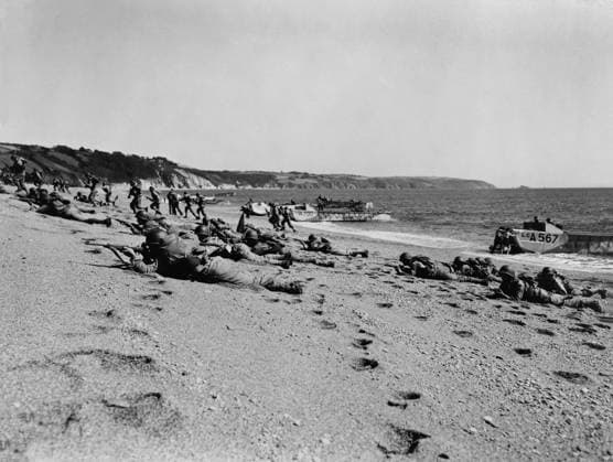 Final dress rehearsal for D-Day invasion of Normandy. U.S. troops landing on an English beach in training for invasion of Nazi occupied France. April 25, 1944, World War 2. (BSLOC_2014_2_5) Courtesy Everett Collection PUBLICATIONXNOTxINxCANxCHNxFRAxITAxJPNxNORxPOLxRUSxESPxUKxUSA Copyright: xCourtesyxEverettxCollectionx HISL037 EC214