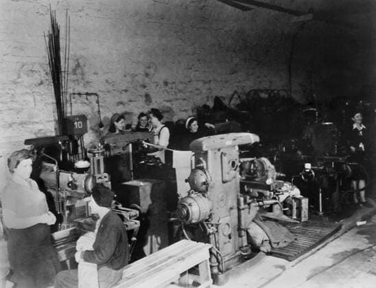 Women working in an underground German armament factory in 1945. It was located in an unused railway tunnel. World War 2. (BSLOC_2014_8_93) For usage credit please use; PUBLICATIONXNOTxINxCANxCHNxFRAxITAxJPNxNORxPOLxRUSxESPxUKxUSA Copyright: xCourtesyxEverettxCollectionx HISL037 EC777