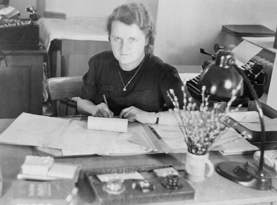 German woman office worker at the Deutsche Akademie, Munich, Germany. 1942. World War 2. (BSLOC_2014_10_223) For usage credit please use; PUBLICATIONXNOTxINxCANxCHNxFRAxITAxJPNxNORxPOLxRUSxESPxUKxUSA Copyright: xCourtesyxEverettxCollectionx HISL037 EC917