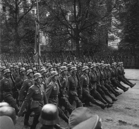 IMAGO History, Zweiter Weltkrieg: 1939 - 1945 Goose-stepping German troops in a Victory parade through Warsaw, Poland. Sept. 1939. World War 2. (BSLOC_2014_10_285) For usage credit please use; PUBLICATIONXNOTxINxCANxCHNxFRAxITAxJPNxNORxPOLxRUSxESPxUKxUSA Copyright: xCourtesyxEverettxCollectionx HISL037 EC982