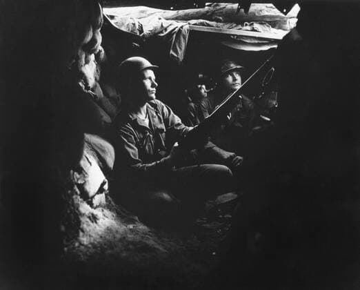 U.S. infantrymen near Heartbreak Ridge, in tunnel positions, 40 yards from the Communists. Sept. 1952. UN soldiers made costly direct attacks on North Koreans defensive positions from Sept. 13-27, without displacing the enemy. Introduction of tanks, attac For usage credit please use; PUBLICATIONXNOTxINxCANxCHNxFRAxITAxJPNxNORxPOLxRUSxESPxUKxUSA Copyright: xCourtesyxEverettxCollectionx HISL038 EC088