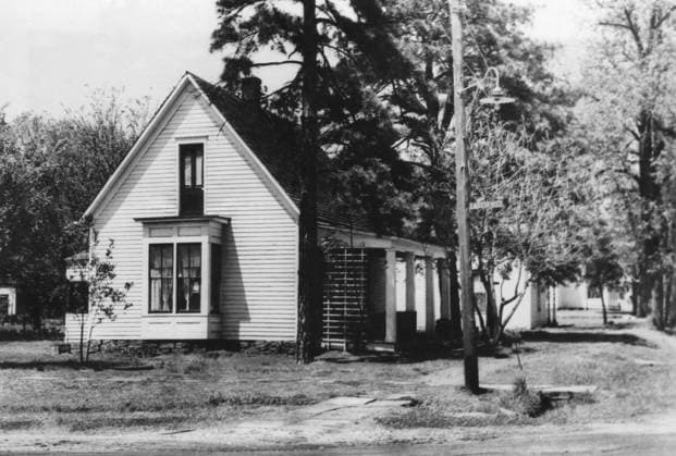 Birthplace of Harry Truman in Lamar, Missouri. Truman s grandfather planted a pine tree was in the yard on the morning Harry was born on May 8, 1884. - (BSLOC_2014_15_1) For usage credit please use; PUBLICATIONXNOTxINxCANxCHNxFRAxITAxJPNxNORxPOLxRUSxESPxUKxUSA Copyright: xCourtesyxEverettxCollectionx HISL038 EC646