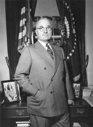 President Harry Truman at the White House office, April 5, 1946. - (BSLOC_2014_15_11) For usage credit please use; PUBLICATIONXNOTxINxCANxCHNxFRAxITAxJPNxNORxPOLxRUSxESPxUKxUSA Copyright: xCourtesyxEverettxCollectionx HISL038 EC658