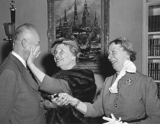 Ikonische Bilder der Zeitgeschichte President Eisenhower with Helen Keller and her aide Polly Thompson. November 3, 1953. Patty Duke played Helen Keller in THE MIRACLE WORKER, a 1962 film about Keller s the early education. - (BSLOC_2014_16_168) For usage credit please use; PUBLICATIONXNOTxINxCANxCHNxFRAxITAxJPNxNORxPOLxRUSxESPxUKxUSA Copyright: xCourtesyxEverettxCollectionx HISL038 EC979