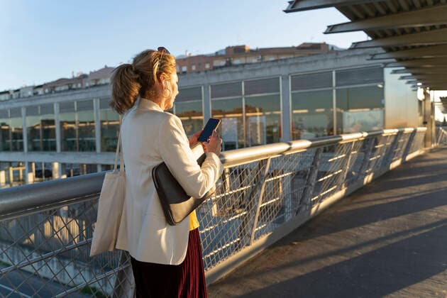 Senior businesswoman commuting in the city model released Symbolfoto  ERRF02621