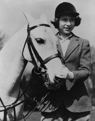Princess Elizabeth with a white pony on her thirteenth birthday in 1939. - (BSLOC_2015_1_45) For usage credit please use; PUBLICATIONXNOTxINxCANxCHNxFRAxITAxJPNxNORxPOLxRUSxESPxUKxUSA Copyright: xCourtesyxEverettxCollectionx HISL039 EC543