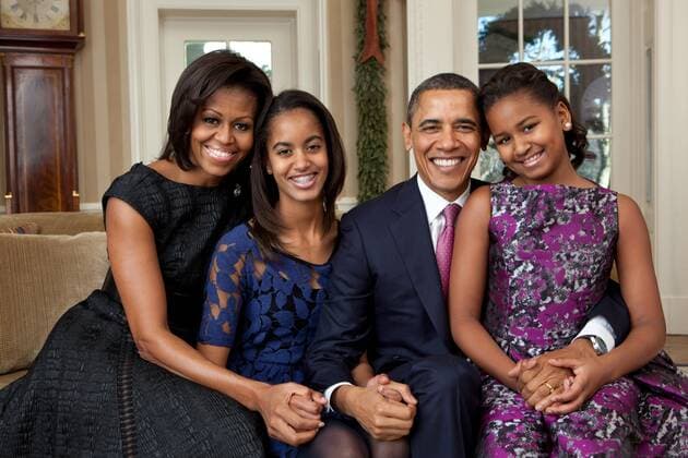 Obama Family Portrait, Dec. 11, 2011. President Barack Obama, First Lady Michelle Obama, and their daughters, Malia, left, and Sasha, right. (BSLOC_2015_3_34) For usage credit please use; The White House PUBLICATIONXNOTxINxCANxCHNxFRAxITAxJPNxNORxPOLxRUSxESPxUKxUSA Copyright: xCourtesyxEverettxCollectionx HISL039 EC770