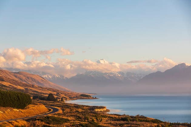 IMAGO Nature: Unsere Erde, Naturschutz, Naturschutzgebiete in Ozeanien New Zealand, Scenic view of New Zealand State Highway 80 stretching along shore of Lake Pukaki at dawn with Mount Cook in background  FOF11696