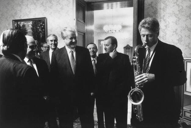 President Bill Clinton plays the saxophone presented to him by Russian President Boris Yeltsin. Yeltsin hosted a private dinner at Novoya Ogarova Dacha, Russia. Jan. 13, 1994 (BSLOC_2015_2_192) For usage credit please use; PUBLICATIONXNOTxINxCANxCHNxFRAxITAxJPNxNORxPOLxRUSxESPxUKxUSA Copyright: xCourtesyxEverettxCollectionx HISL039 EC945