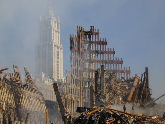 IMAGO History, AnschlÃ¤ge vom 11. September aus New York und Washington D.C 20 Jahre AnschlÃ¤ge vom 11. September: World Trade Center Woolworth Building rises behind the rubble of the collapsed North Tower of the WTC, Sept. 16, 2001. World Trade Center, New York City, after September 11, 2001 terrorist attacks. (BSLOC_2015_2_90) For usage credit please use; PUBLICATIONXNOTxINxCANxCHNxFRAxITAxJPNxNORxPOLxRUSxESPxUKxUSA Copyright: xCourtesyxEverettxCollectionx HISL040 EC100