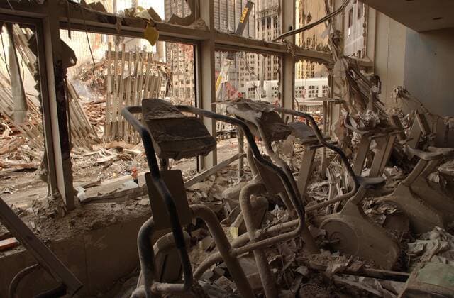 IMAGO History, AnschlÃ¤ge vom 11. September aus New York und Washington D.C 20 Jahre AnschlÃ¤ge vom 11. September: World Trade Center A health club in World Financial Center 2 after the 9-11 attacks, Sept. 18, 2001. It was across the West Side Highway from WTC 1, the North Tower. World Trade Center, New York City, after September 11, 2001 terrorist attacks. (BSLOC_2015_2_98) For usage credit please use; PUBLICATIONXNOTxINxCANxCHNxFRAxITAxJPNxNORxPOLxRUSxESPxUKxUSA Copyright: xCourtesyxEverettxCollectionx HISL040 EC108