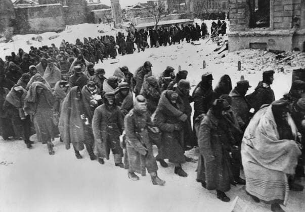IMAGO History, Zweiter Weltkrieg: 1939 - 1945 German prisoners march through the snowy streets of battered Stalingrad in Jan.-Feb. 1943. Wrapped in blankets or anything else to protect from the winter weather, they are the remnants of the destroyed German 6th Army. Of the 107,800 soldiers taken priso For usage credit please use; PUBLICATIONXNOTxINxCANxCHNxFRAxITAxJPNxNORxPOLxRUSxESPxUKxUSA Copyright: xCourtesyxEverettxCollectionx HISL040 EC124