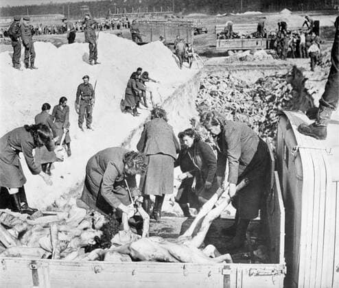 Nazi SS women guards remove victims bodies from a truck during burial at Belsen Concentration Camp. British solders guard and oversee the work. April 1945, World War 2 (BSLOC_2015_13_8) For usage credit please use; PUBLICATIONXNOTxINxCANxCHNxFRAxITAxJPNxNORxPOLxRUSxESPxUKxUSA Copyright: xCourtesyxEverettxCollectionx HISL040 EC375