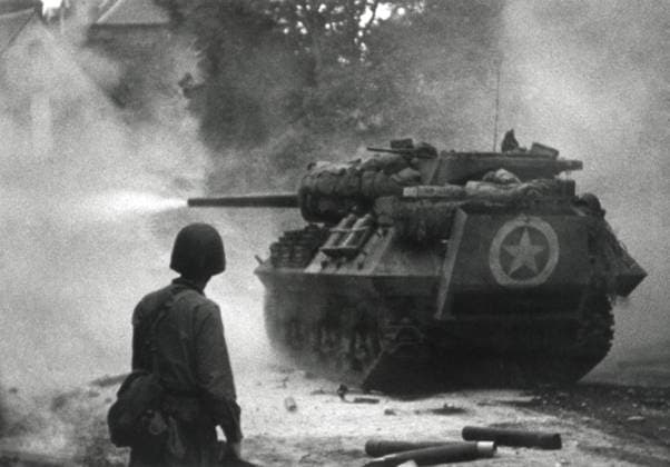 U.S. tank firing in Saint Lo, France, July 1944. The Norman town strategically located at the intersection of main roads on the Lower Normandy Peninsula. France, World War 2. (BSLOC_2015_13_81) For usage credit please use; PUBLICATIONXNOTxINxCANxCHNxFRAxITAxJPNxNORxPOLxRUSxESPxUKxUSA Copyright: xCourtesyxEverettxCollectionx HISL040 EC377
