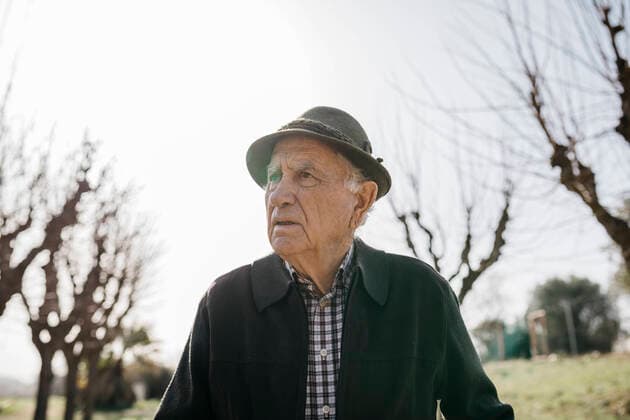 Old man walking in winter park, portrait model released Symbolfoto  JRFF04099