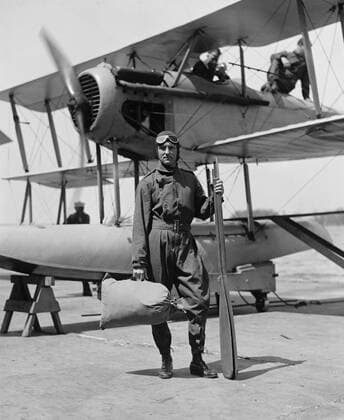 Admiral Richard Evelyn Byrd, carrying a satchel containing a rubber life boat, April 27, 1925. Byrd was an American aviator and polar explorer, who gained fame with his 1926 North Pole flight with Floyd Bennett (BSLOC_2016_10_140) For usage credit please use; PUBLICATIONXNOTxINxCANxCHNxFRAxITAxJPNxNORxPOLxRUSxESPxUKxUSA Copyright: xCourtesyxEverettxCollectionx HISL043 EC121