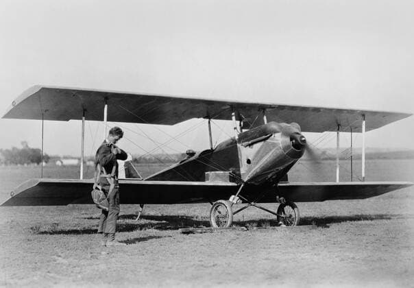 Charles Lindbergh, adjusting parachute before testing an experimental plane, c. 1925. Lindbergh was an air mail pilot who won the Orteig Prize for the first non-stop flight between New York and Paris in 1927 (BSLOC_2016_10_148) For usage credit please use; PUBLICATIONXNOTxINxCANxCHNxFRAxITAxJPNxNORxPOLxRUSxESPxUKxUSA Copyright: xCourtesyxEverettxCollectionx HISL043 EC129