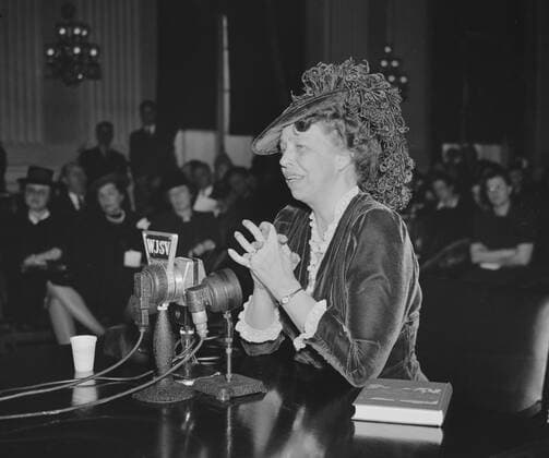 BerÃ¼hmte Feministinnen, Eleanor Roosevelt First Lady Eleanor Roosevelt speaking and wearing an adventurous ostrich feathered hat. 1930s. A book, The Way to Democracy , is beside her (BSLOC_2016_10_211) For usage credit please use; PUBLICATIONXNOTxINxCANxCHNxFRAxITAxJPNxNORxPOLxRUSxESPxUKxUSA Copyright: xCourtesyxEverettxCollectionx HISL043 EC199
