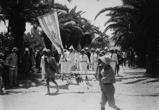 Zionist banner led the procession of High Commissioner, Sir Herbert Samuel at Jewish Colony. Palestine, July 27, 1920. Samuel was an non-observant adult of British Jewish ancestry, and attempted to balance Jewish and Arab interests from 1920-1925 (BSLOC_2 Courtesy Everett Collection PUBLICATIONXNOTxINxCANxCHNxFRAxITAxJPNxNORxPOLxRUSxESPxUKxUSA Copyright: xCourtesyxEverettxCollectionx HISL044 EC206