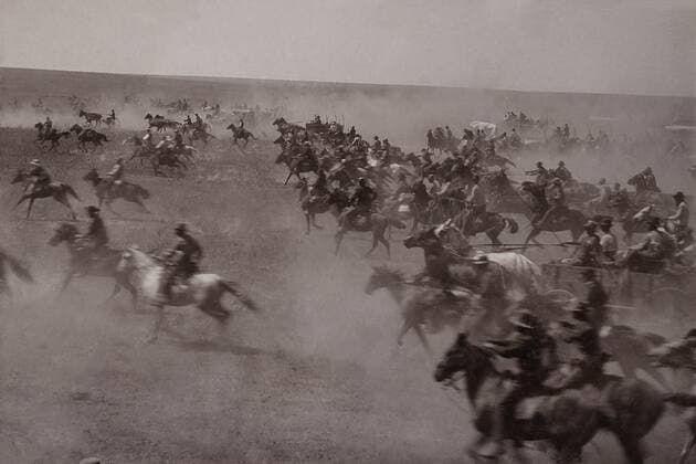 Famous photograph of the start of the Cherokee Outlet Land Rush was taken from a high platform, Sept. 16, 1893 at 12:00 noon. William S. Prettyman, was a professional, whose subjects included Osage Indians, cowboys and Oklahoma landscapes (BSLOC_2018_1_12 For usage credit please use; PUBLICATIONXNOTxINxCANxCHNxFRAxITAxJPNxNORxPOLxRUSxESPxUKxUSA Copyright: xCourtesyxEverettxCollectionx HISL046 EC681