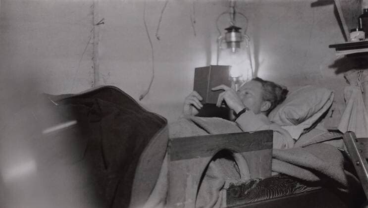 Admiral Richard Byrd reading by lantern light in his basecamp bunk at Little America, Antarctica. 1928-1930 (BSLOC_2018_2_38) For usage credit please use; PUBLICATIONXNOTxINxCANxCHNxFRAxITAxJPNxNORxPOLxRUSxESPxUKxUSA Copyright: xCourtesyxEverettxCollectionx HISL046 EC956