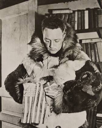 Richard Byrd in polar furs before his flight over the South Pole. He holds a small American flag weighted with a stone from the grave of his colleague and friend, Floyd Bennett. He dropped the flag over the South Pole on his historic flight, Nov. 29, 1929 For usage credit please use; PUBLICATIONXNOTxINxCANxCHNxFRAxITAxJPNxNORxPOLxRUSxESPxUKxUSA Copyright: xCourtesyxEverettxCollectionx HISL046 EC957