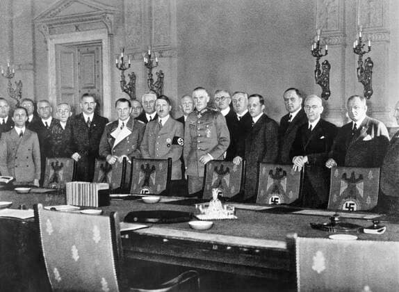 Adolf Hitler, center; Franz von Papen, right of Hitler; Hermann Goering, (white lapels); Joseph Goebbels, left front, 1933 Courtesy Everett Collection PUBLICATIONXNOTxINxCANxCHNxFRAxITAxJPNxNORxPOLxRUSxESPxUKxUSA Copyright: xCourtesyxEverettxCollectionx PBDADHI EC026
