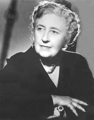 AGATHA CHRISTIE, 1957 Courtesy Everett Collection PUBLICATIONXNOTxINxCANxCHNxFRAxITAxJPNxNORxPOLxRUSxESPxUKxUSA Copyright: xCourtesyxEverettxCollectionx PBDAGCH EC001