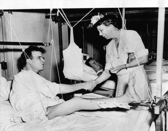 BerÃ¼hmte Feministinnen, Eleanor Roosevelt FDR Presidency. From left: US Corporal Franklin C. Wogener is greeted by First Lady Eleanor Roosevelt in Gorgas Hospital, Panama Canal Zone, 1944. Courtesy Everett Collection PUBLICATIONXNOTxINxCANxCHNxFRAxITAxJPNxNORxPOLxRUSxESPxUKxUSA Copyright: xCourtesyxEverettxCollectionx PBDELRO EC012