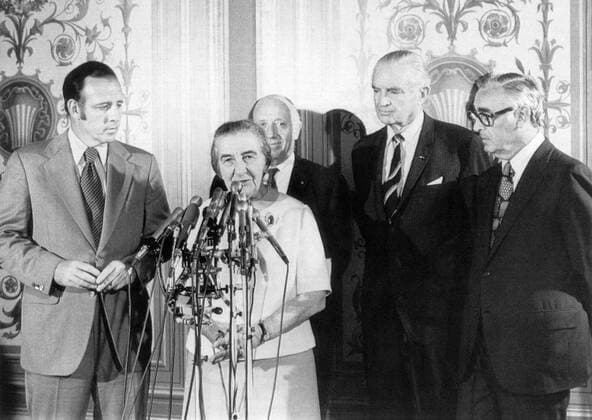 Israeli Prime Minister Golda Meir at a press conference after assuring US Senators that Israel neither wanted nor needed American troops. Behind Meir, from left: Senators Charles Goodell, Jacob Javits, Stuart Symington, Abraham Ribicoff, Washington DC, Se Courtesy Everett Collection PUBLICATIONXNOTxINxCANxCHNxFRAxITAxJPNxNORxPOLxRUSxESPxUKxUSA Copyright: xCourtesyxEverettxCollectionx PBDGOME EC004