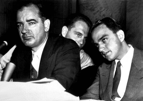 Sen. Joseph McCarthy and Roy Cohn, 4 30 54, at McCarthy hearings Courtesy Everett Collection PUBLICATIONXNOTxINxCANxCHNxFRAxITAxJPNxNORxPOLxRUSxESPxUKxUSA Copyright: xCourtesyxEverettxCollectionx PBDJOMC EC005