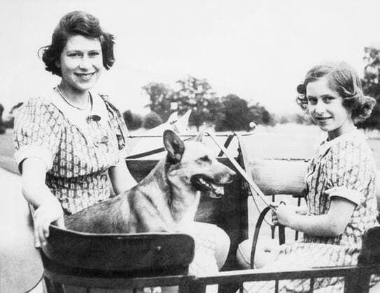 World War II. Future Queen of England Princess Elizabeth and future Countess of Snowdon Princess Margaret, at their country residence, England, 1940. Courtesy Everett Collection PUBLICATIONXNOTxINxCANxCHNxFRAxITAxJPNxNORxPOLxRUSxESPxUKxUSA Copyright: xCourtesyxEverettxCollectionx PBDQUEL EC060