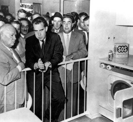 Nikita Khrushchev, Richard Nixon, Leonid Brezhnev during the Kitchen Debate, 1959 Courtesy Everett Collection PUBLICATIONXNOTxINxCANxCHNxFRAxITAxJPNxNORxPOLxRUSxESPxUKxUSA Copyright: xCourtesyxEverettxCollectionx PBDRINI EC004