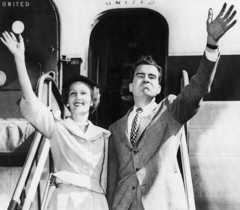 1952 Presidential Campaign. Patricia Nixon (future First Lady), Senator and Vice Presidential candidate (and future US President) Richard Nixon, at a campaign stop, September, 1952. Courtesy Everett Collection PUBLICATIONXNOTxINxCANxCHNxFRAxITAxJPNxNORxPOLxRUSxESPxUKxUSA Copyright: xCourtesyxEverettxCollectionx PBDRINI EC024