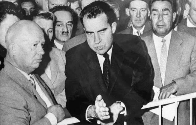 1959 Cold War. From left: Soviet Premier Nikita Khrushchev, Vice Presdient (and future US President) Richard Nixon, (future Soviet Premier) Leonid Brezhnev during the Kitchen Debate, Moscow, Soviet Union (Russia), July, 1959. Courtesy Everett Collection PUBLICATIONXNOTxINxCANxCHNxFRAxITAxJPNxNORxPOLxRUSxESPxUKxUSA Copyright: xCourtesyxEverettxCollectionx PBDRINI EC053