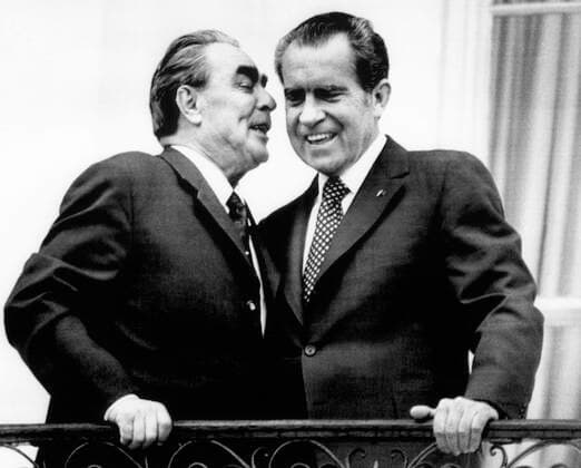 Nixon Presidency. Soviet Premier Leonid Brezhnev whispers to US President Richard Nixon during a meeting at the White House, Washington, D.C., 1973. Courtesy Everett Collection PUBLICATIONXNOTxINxCANxCHNxFRAxITAxJPNxNORxPOLxRUSxESPxUKxUSA Copyright: xCourtesyxEverettxCollectionx PBDRINI EC139