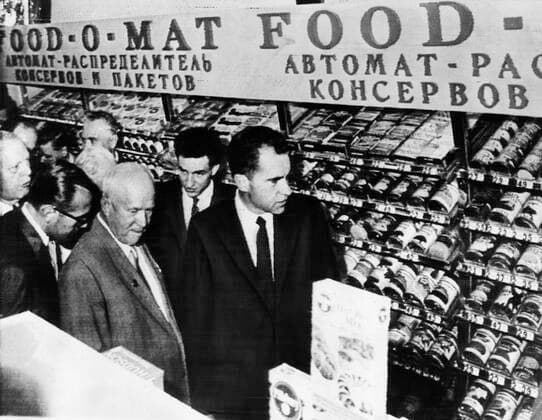 Nixon Vice Presidency. Foreground, from left: Soviet Premier Nikita Khruschev with Vice President (and future US President) Richard Nixon, reviewing self-service gorcery display at the American Exhibit in Moscow, USSR, July 1959. Courtesy Everett Collection PUBLICATIONXNOTxINxCANxCHNxFRAxITAxJPNxNORxPOLxRUSxESPxUKxUSA Copyright: xCourtesyxEverettxCollectionx PBDRINI EC189
