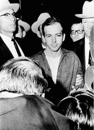 LEE HARVEY OSWALD, under arrest by the Dallas police after the Kennedy assassination, 1963 Courtesy Everett Collection PUBLICATIONXNOTxINxCANxCHNxFRAxITAxJPNxNORxPOLxRUSxESPxUKxUSA Copyright: xCourtesyxEverettxCollectionx SBDKEAS EC003
