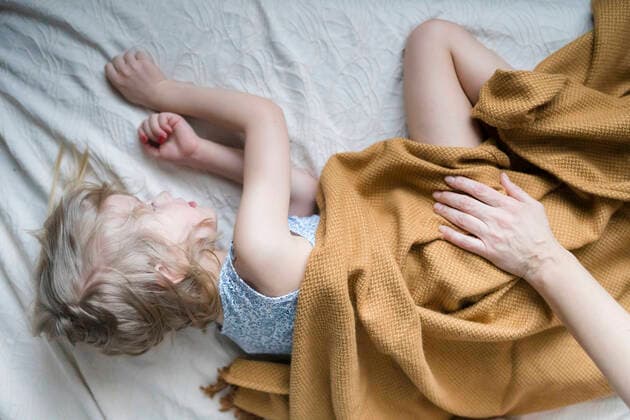 Sleeping little girl at home model released Symbolfoto  PSIF00359