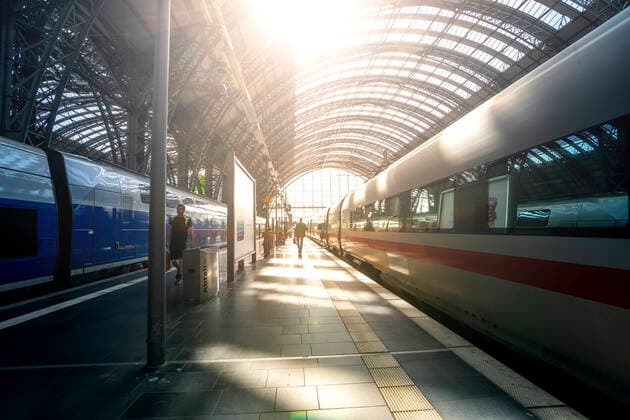 IMAGO Creative: Corporate: Klimaschutz, Digitalisierung und Urbanisierung IMAGO Creative: Klimawandel - Nachhaltiges Reisen Germany, Hesse, Frankfurt, Sun shining through glass ceiling of Frankfurt (Main) Hauptbahnhof  PUF01872