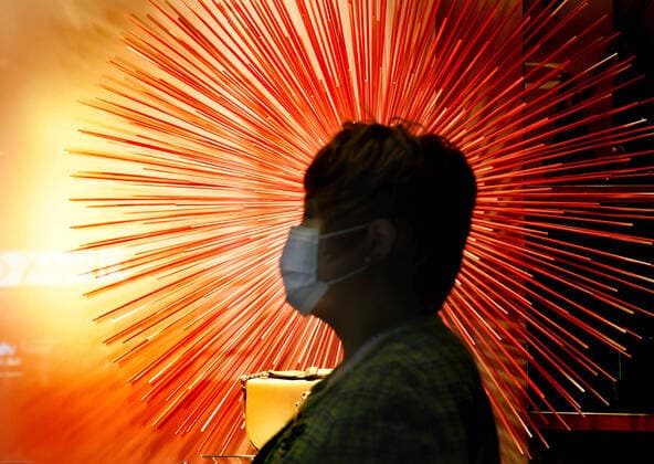 2020 Bilder des Jahres, Entertainment 02 Februar February 27, 2020, Tokyo, Japan: Many people who are visiting Ginza in Tokyo wear protective masks to prevent the spread of the coronavirus, many of these people visit Japan as they had previous plans, to participating various events such as the Tokyo 2020 marathon which was canceled due to the outbreak of COVID-19 infection. On the same day Thursday, Japanese Prime Minister Shinzo Abe asked that all schools in Japan be closed from next week until the beginning of April amid concerns over the spread of the new COVID-19 virus, a decision that has caused confusion and anger on many others. Photo taken on Thursday, February 28, 2020. ; Japan - ZUMAt55_ 20200227_zap_t55_011 Copyright: xRamiroxAgustinxVargasxTabaresx