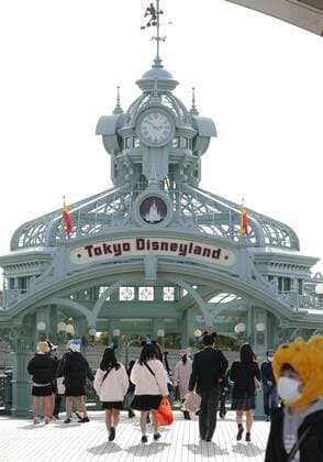Tokyo Disney theme parks to close over coronavirus People visit Tokyo Disneyland in Urayasu, Chiba Prefecture, on Feb. 28, 2020. Tokyo Disneyland and Tokyo DisneySea will be closed from Feb. 29 through March 15 to help curb the spread of new coronavirus infections, Oriental Land Co., operator of the theme parks, said the same day. 