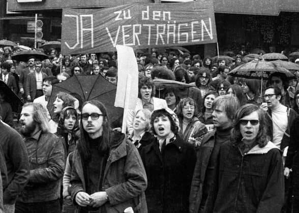 Frühjahrskampagne 1972 der Friedensbewegung DEU, Deutschland, StuttgartGelsenkirchen: Die Frühjahrskampagne 1972 der Friedensbewegung wandte sich vor allem mit der Forderung nach Ratifizierung der Ostvertraege am 1.4.1972 an die Oeffentlichkeit. DEU, Germany, StuttgartGelsenkirchen: The spring 1972 campaign of the peace movement addressed the public primarily with the demand for ratification of the Eastern Treaties on April 1, 1972. Baden-Würtemberg
