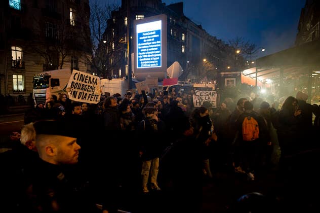 Paris, Proteste vor der Verleihung des französischen Filmpreises Cesar Manifestation de groupe feministes devant la salle Pleyel avant la 45e Ceremonie des Cesar NEWS : 45e Ceremonie des Cesar 2020 - Paris - 28 02 2020 JBAutissier Panoramic 