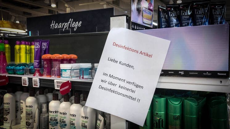 Hamsterkäufe im Kreis Ludwigsburg: Leerstehende Regale - Hinweisschilder weisen Kunden in Gerlingen auf fehlende Desinfektionsmittel hin GERLINGEN: Deutschland bereitet sich auf das Coronavirus vor. Aus Angst vor Ausgangssperren und Versorgungsengpässen sind bereits viele Regale leergeräumt. Es fehlt überall an Desinfektionsmittel. Kunden werden darüber informiert dass aufgrund der aktuellen Lage Desinfektionsmittel Mangelware ist. Die Supermärkte arbeiten intensiv daran, die Warenversorgung in den Filialen sicherzustellen. Die Zahl der Corona-Fälle in Baden-Württemberg ist auf 14 angestiegen. Auch bei einem Mann aus Benningen (Landkreis Ludwigsbrug) und bei einer Person aus dem Landkreis Heilbronn ist nun das Coronavirus nachgewiesen worden. Insgesamt wurden in Deutschland bereits Dutzende Menschen positiv auf das neuartige Coronavir Copyright: 7aktuell.dex xNilsxReeh