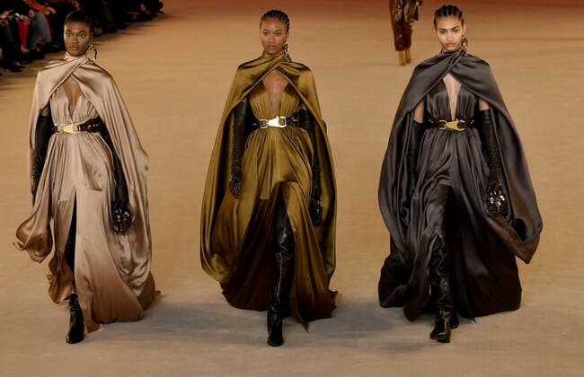 2020 Bilder des Jahres, Entertainment 02 Februar Entertainment Bilder des Tages (200228) -- PARIS, Feb. 28, 2020 (Xinhua) -- Models present creations of Balmain s Fall Winter 2020-2021 Ready-to-Wear collections during Paris Women s Fashion Week in Paris, France, Feb. 28, 2020. (Photo by Piero Biasion Xinhua) FRANCE-PARIS-FASHION WEEK-BALMAIN 