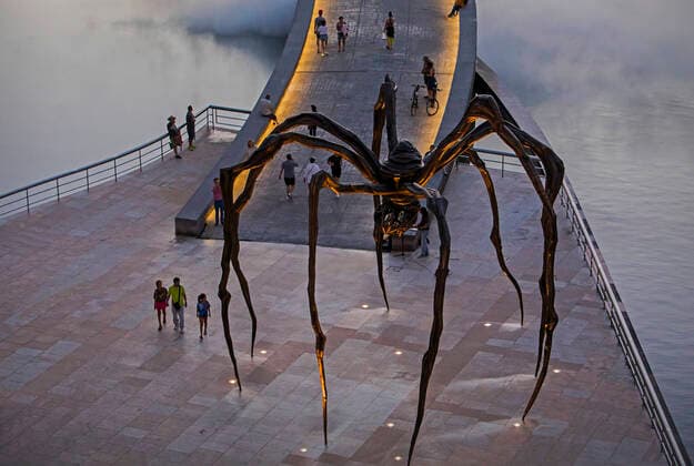 MamanÂ a bronze spider designed by Louise Bourgeois, beside the Guggenheim Museum, Bilbao, Spain Bilbao Spain Copyright: xLucasxVallecillosx xVWPicsx LVM-Bi.Gum.1676