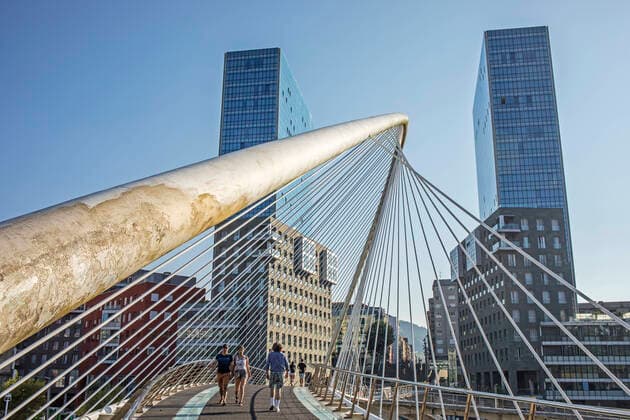 Zubizuri bridge by Santiago Calatrava, and the Isozaki Atea twin towers, Bilbao, Biscay, Basque Country, Spain Bilbao Spain Copyright: xLucasxVallecillosx xVWPicsx LVM-Bi.Zu.1253